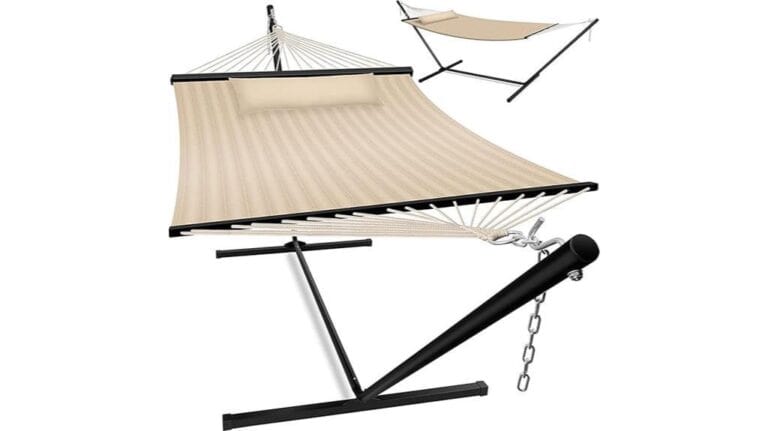 Die beige Hängematte von Kesser, komplett mit einem Plüschkissen, ruht elegant auf einem stabilen schwarzen Metallständer und wird aus zwei Perspektiven präsentiert.