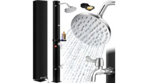 Die Outdoor Solar Dusche von KESSER verfügt über ein elegantes schwarzes Panel, einen Regenduschkopf, einen verstellbaren unteren Wasserhahn und einen praktischen Seifenhalter. Genießen Sie erfrischende Wasserstrahlen aus dem Duschkopf und dem Wasserhahn für ein belebendes Erlebnis. Die Bewertung hebt das außergewöhnliche Design hervor.