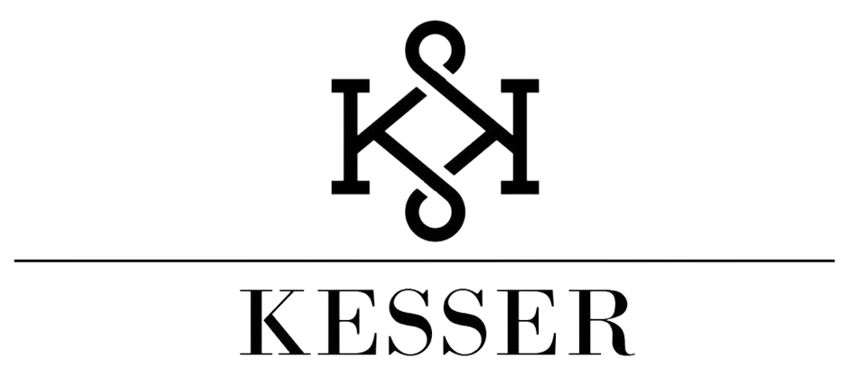 Schwarz-weißes Kesser-Logo mit stilisiertem ineinandergreifendem „K“ und „H“ über dem Wort „KESSER“.