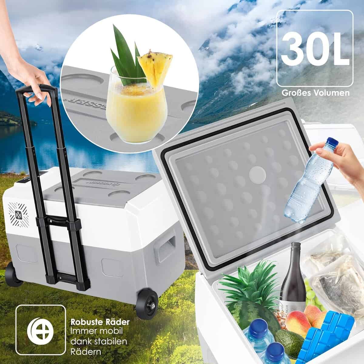 Eine 30-Liter-Kompressor-Kühlbox mit Rädern wird im Freien gezeigt; Nahaufnahmen zeigen, wie Getränke, Obst und Wasserflaschen darin aufbewahrt werden, was das große Fassungsvermögen unterstreicht - perfekt für Ihre Camping-Küche oder als mobile Tiefkühltruhe.