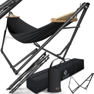 Tragbare schwarze Kesser Hängematte mit Metallständer, Holzspreizstange und Tragetasche - ideal für Entspannung innen und außen. Zusammengeklappte Rahmenteile auf weißem Hintergrund.