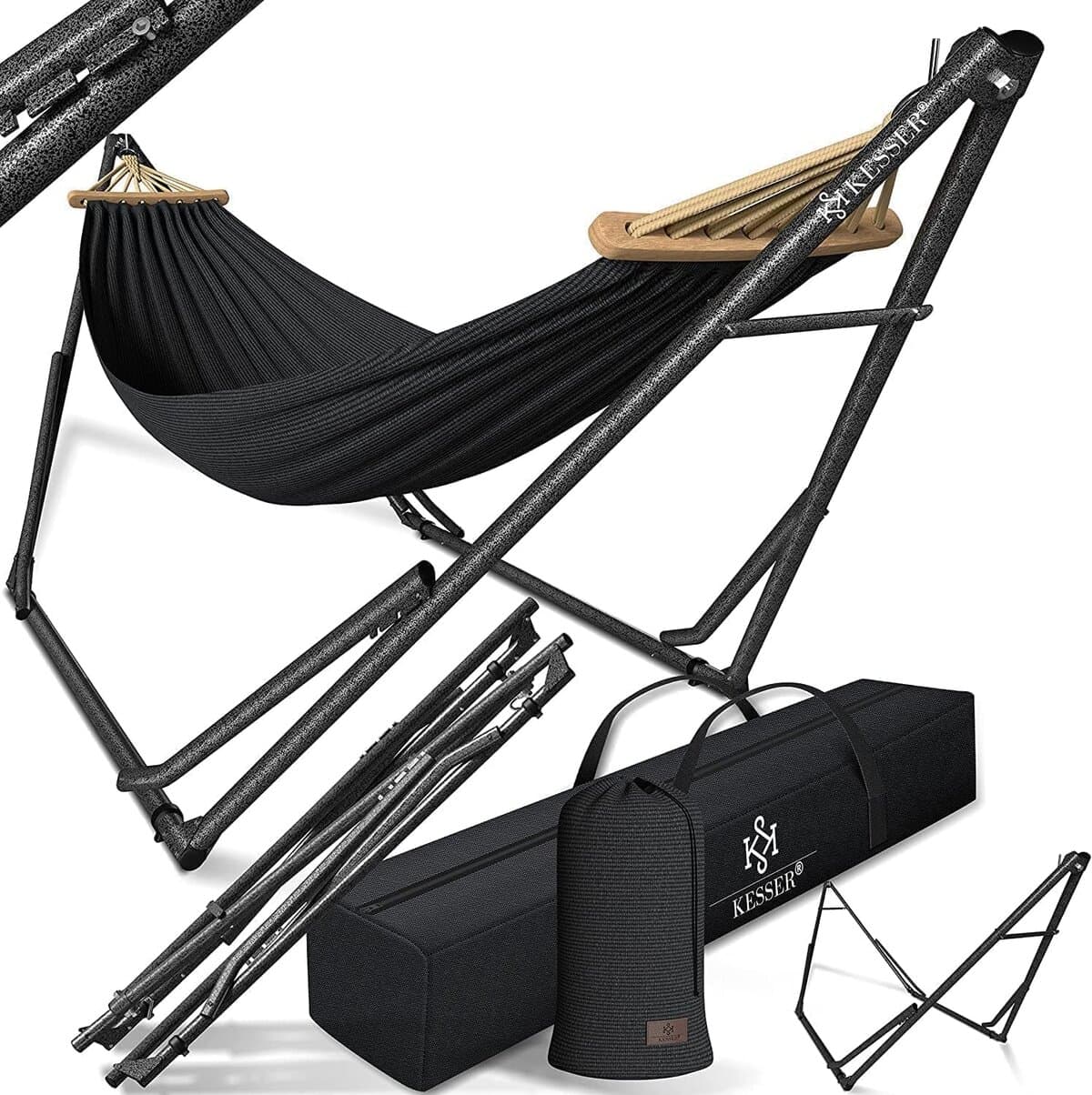 Tragbare schwarze Kesser Hängematte mit Metallständer, Holzspreizstange und Tragetasche - ideal für Entspannung innen und außen. Zusammengeklappte Rahmenteile auf weißem Hintergrund.