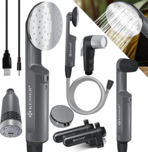 Collage eines KESSER Campingdusche-Sets mit Duschkopf, Schlauch, Düsen, USB-Kabeln, Wasserfilter und Montagezubehör, bei dem das Wasser aus dem Duschkopf fließt - ideal für Ihr nächstes Abenteuer. Perfekt für jede Campingdusche Bewertung.