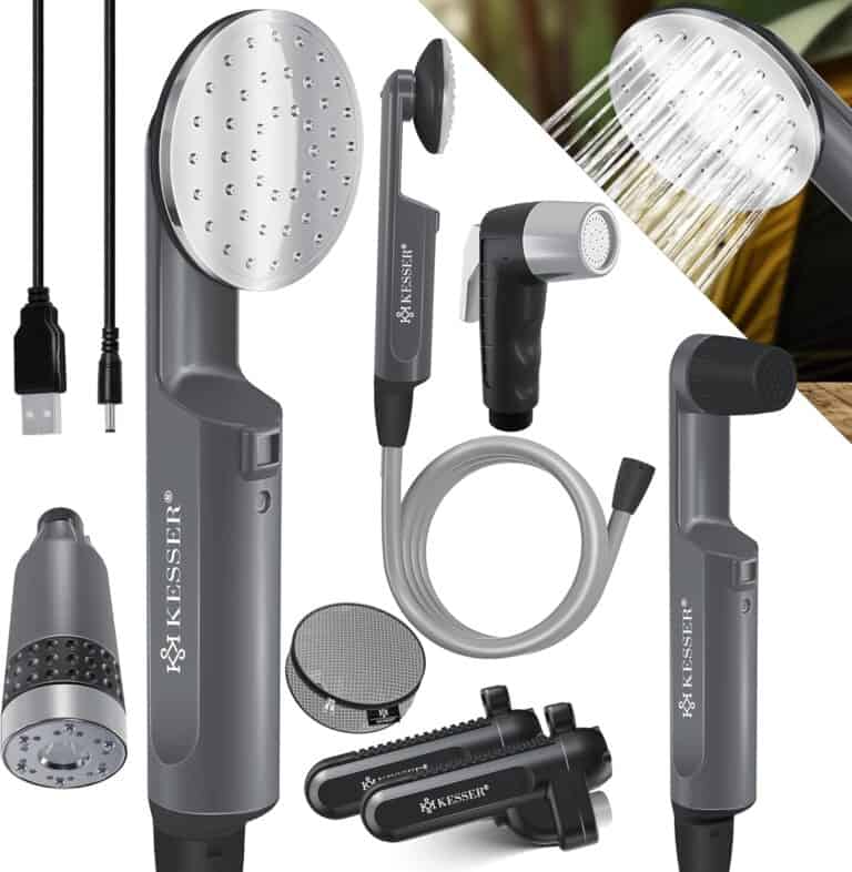 Collage eines KESSER Campingdusche-Sets mit Duschkopf, Schlauch, Düsen, USB-Kabeln, Wasserfilter und Montagezubehör, bei dem das Wasser aus dem Duschkopf fließt - ideal für Ihr nächstes Abenteuer. Perfekt für jede Campingdusche Bewertung.