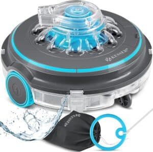 Runder KESSER-Poolroboter mit transparenten und blauen Akzenten, spritzendem Wasser aus dem Einsatz und schwarzem Netzbeutel auf weißem Hintergrund - ideal für die einfache Poolreinigung mit top Bewertung in Prüfung.