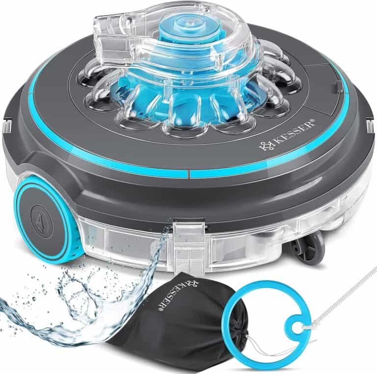 Runder KESSER-Poolroboter mit transparenten und blauen Akzenten, spritzendem Wasser aus dem Einsatz und schwarzem Netzbeutel auf weißem Hintergrund - ideal für die einfache Poolreinigung mit top Bewertung in Prüfung.