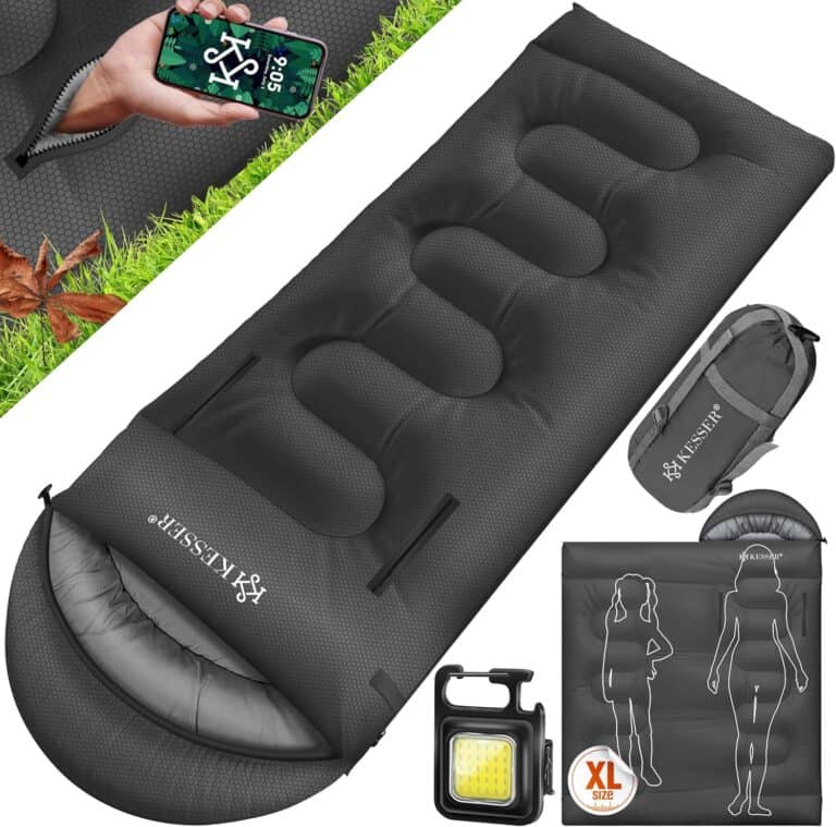 Rechteckiger schwarzer KESSER-Outdoor-Schlafsack mit Reißverschluss, komplett geöffnet, teilweise gefaltet, verpackt in einer Tragetasche mit Taschenlampe, plus Größenvergleichstabelle mit Angabe der Größe XL und Schlafsack Bewertung.