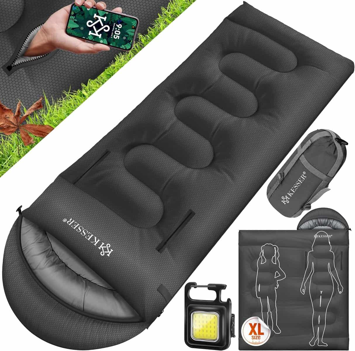 Rechteckiger schwarzer KESSER-Outdoor-Schlafsack mit Reißverschluss, komplett geöffnet, teilweise gefaltet, verpackt in einer Tragetasche mit Taschenlampe, plus Größenvergleichstabelle mit Angabe der Größe XL und Schlafsack Bewertung.