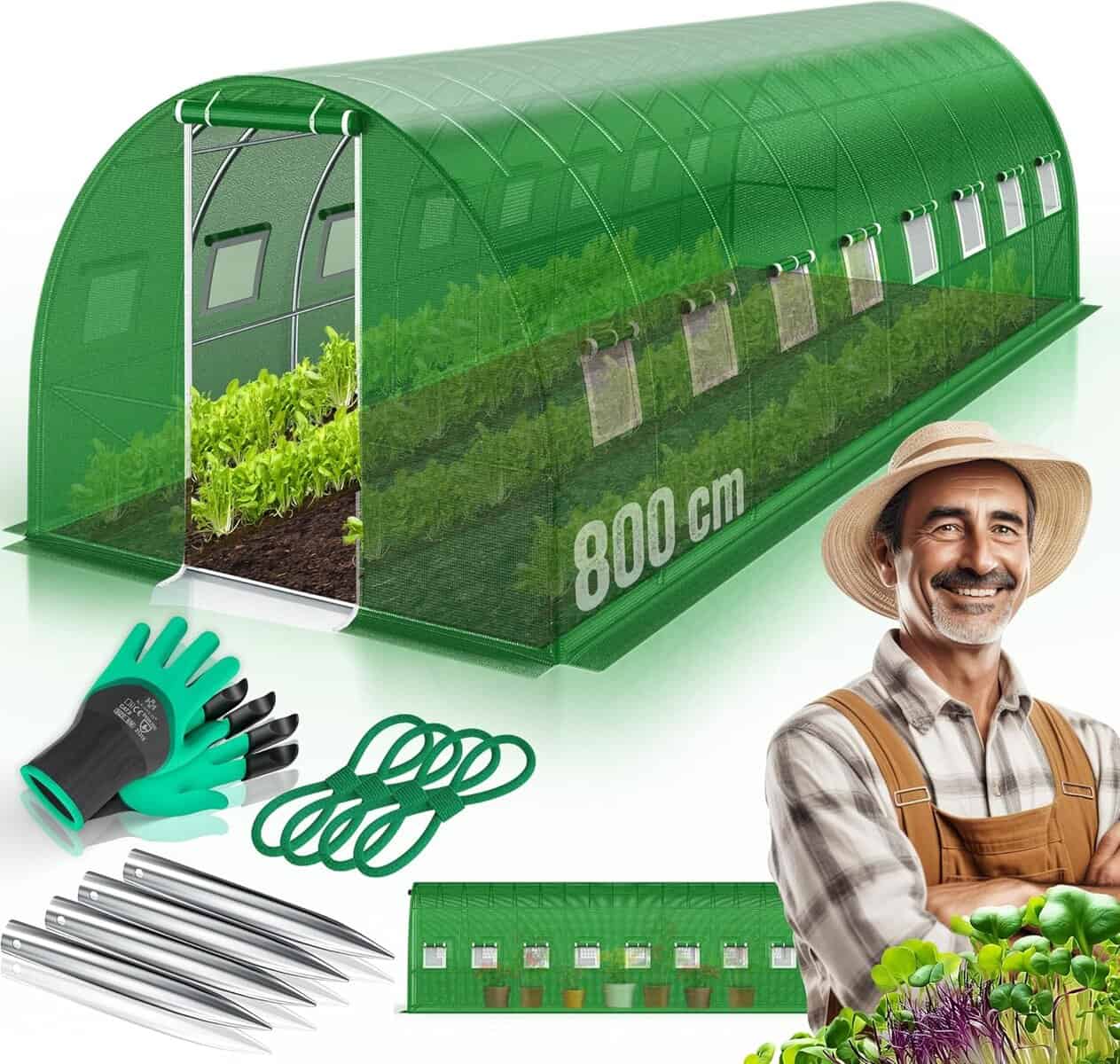 Ein großes grünes Folien-Gewächshaus mit stabilem Stahlrahmen, Pflanzen im Inneren, Gartenhandschuhen, Pflöcken, Pflanzenbindern und einem lächelnden Mann in Latzhose und Hut sind im Vordergrund abgebildet. Der Text lautet "800 cm.